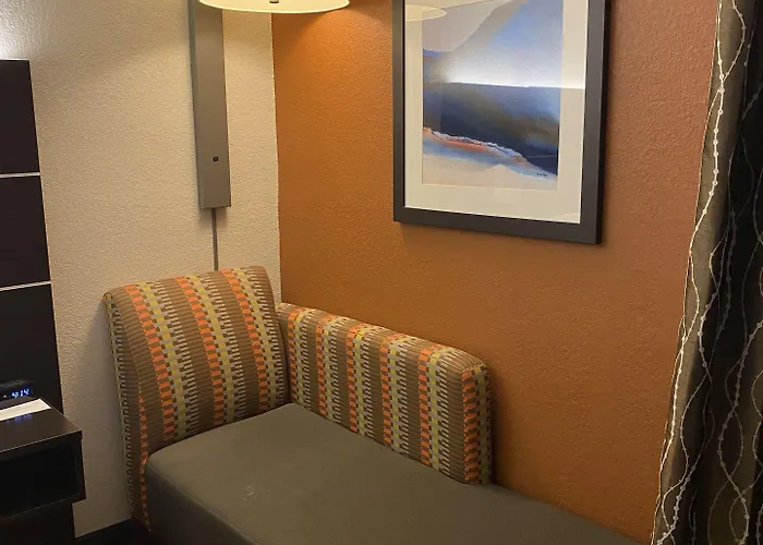 Express By Ihg Hotel Metropolis